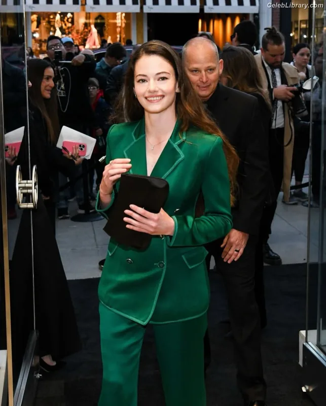Mackenzie Foy photo 14 of 91