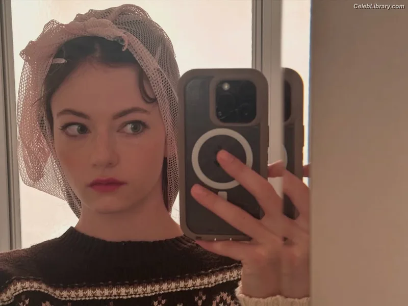 Mackenzie Foy photo 15 of 91
