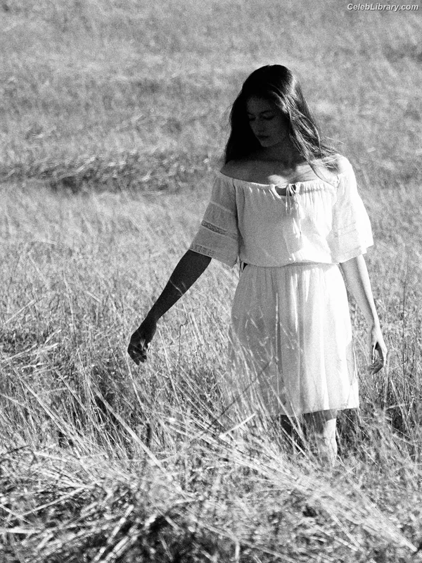 Mackenzie Foy photo 1 of 91