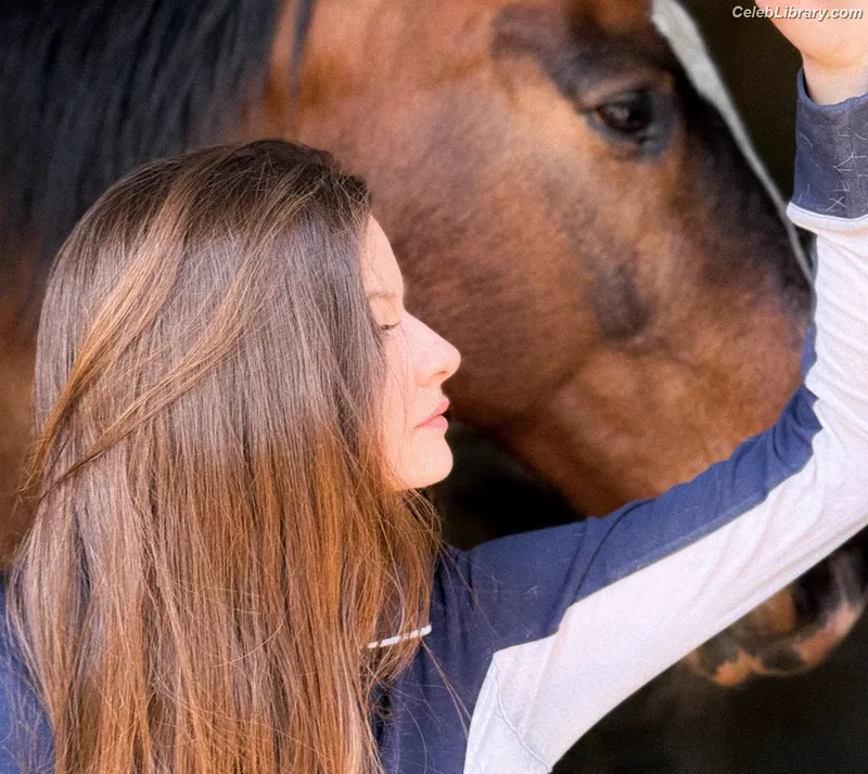 Mackenzie Foy photo 4 of 91