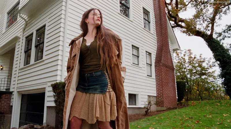 Mackenzie Foy photo 10 of 91