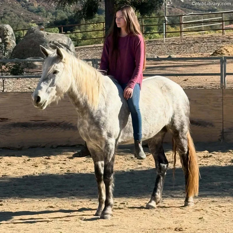 Mackenzie Foy photo 13 of 91