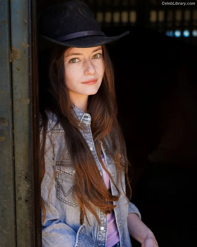 Mackenzie Foy photo 13 of 91