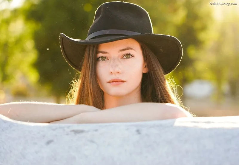 Mackenzie Foy photo 15 of 91