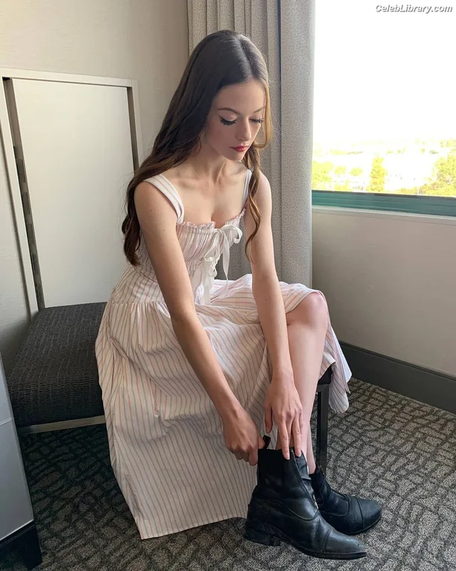 Mackenzie Foy photo 19 of 91
