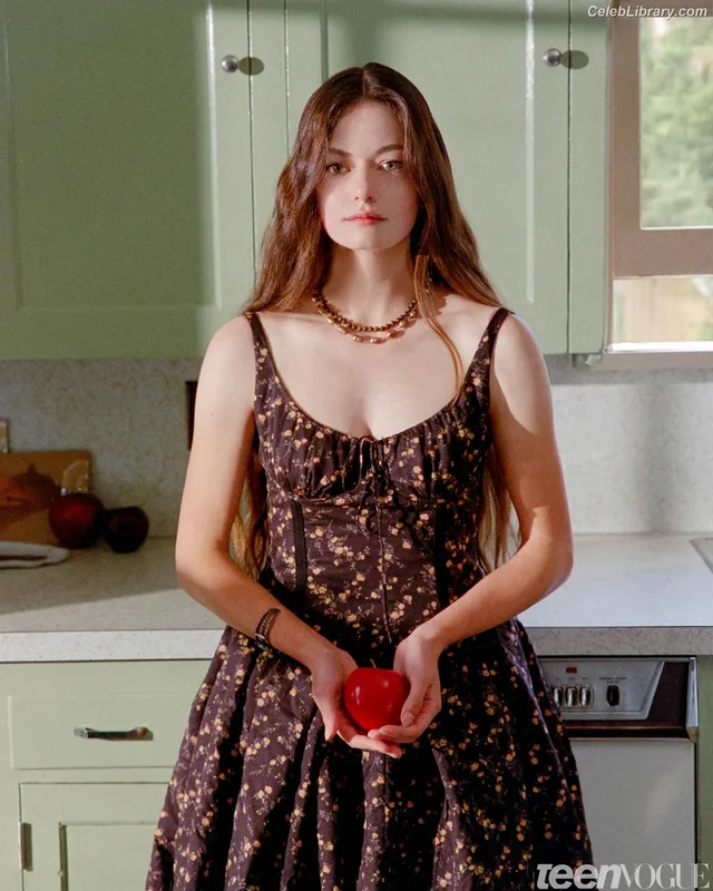 Mackenzie Foy photo 3 of 91