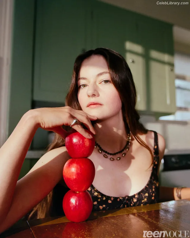 Mackenzie Foy photo 14 of 91
