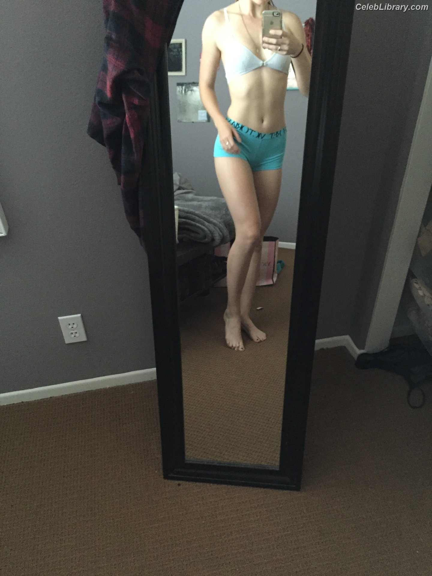 Mackenzie Lintz photo 19 of 90