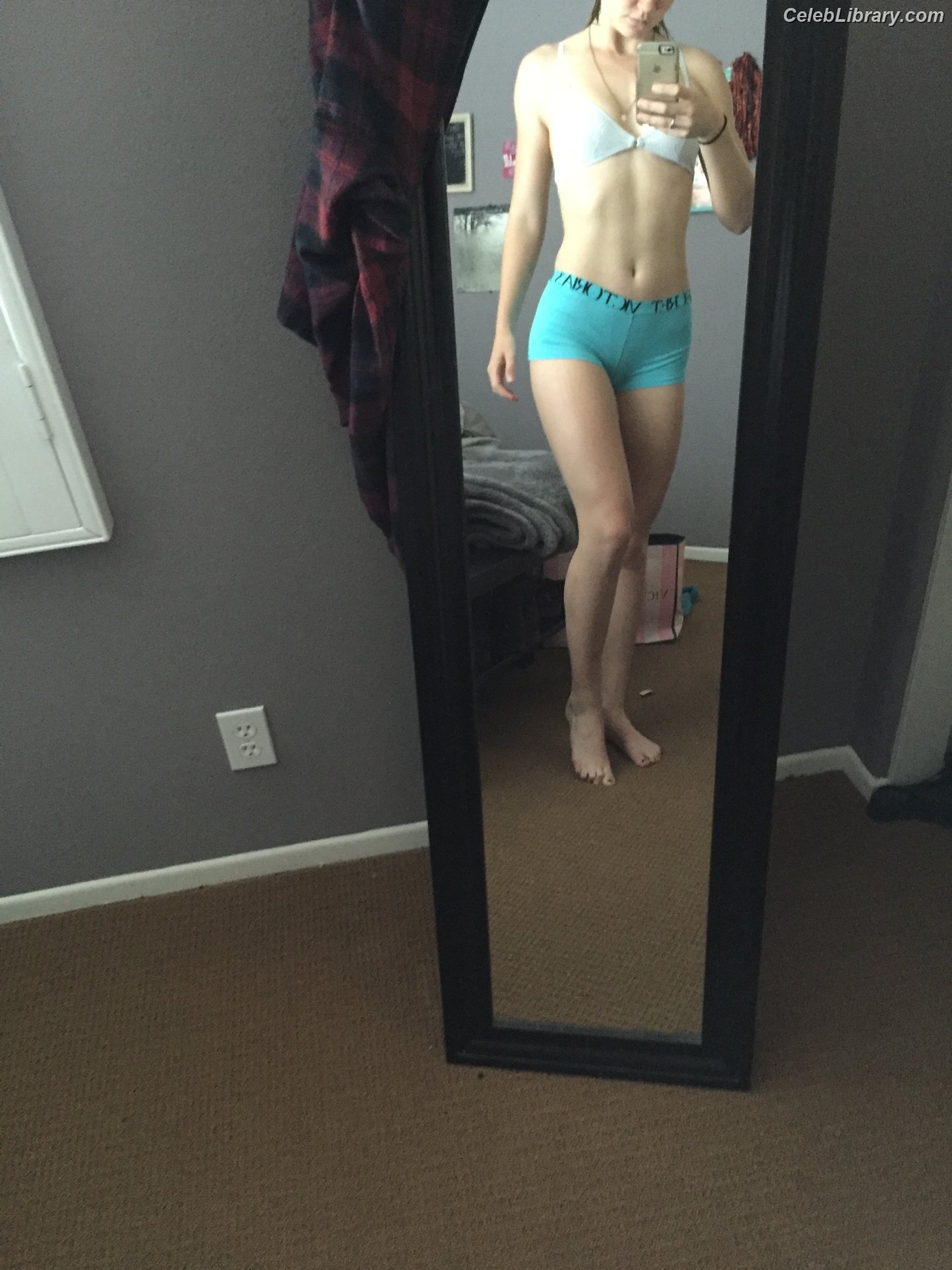 Mackenzie Lintz photo 20 of 90