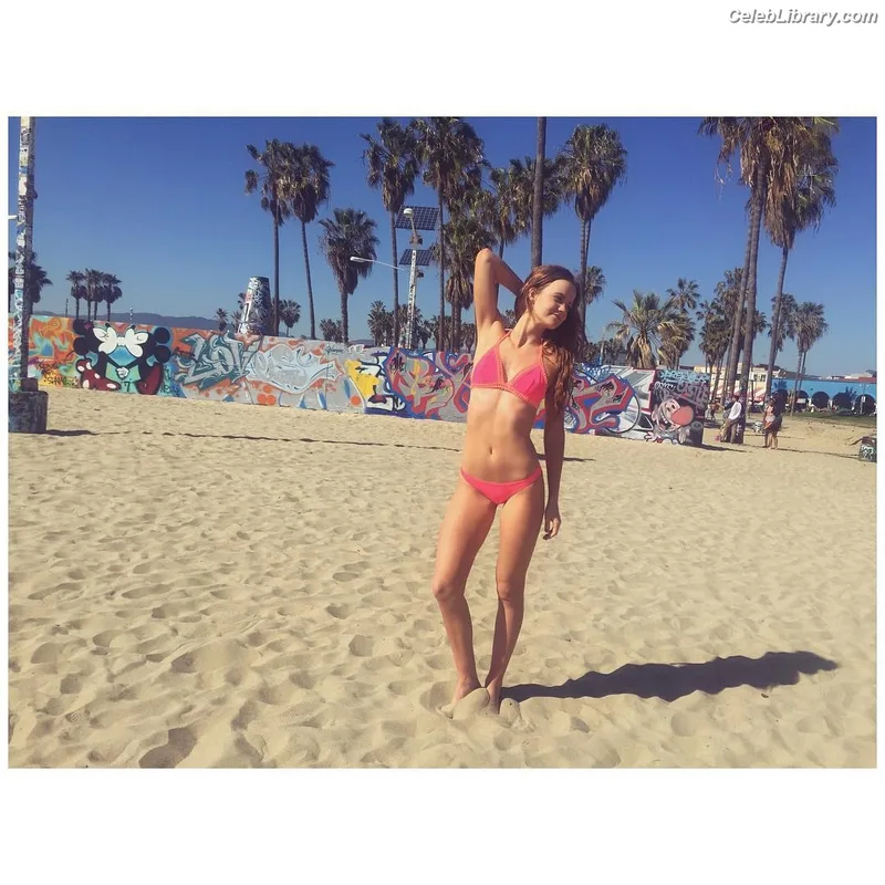 Mackenzie Lintz photo 9 of 90