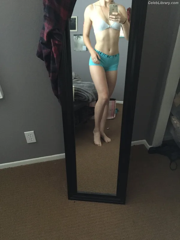 Mackenzie Lintz photo 19 of 90