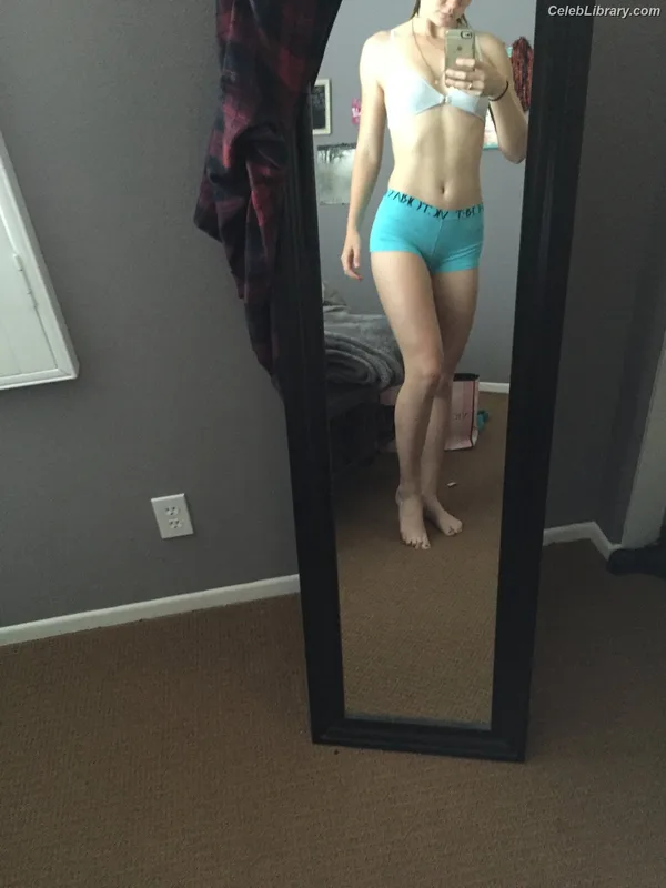 Mackenzie Lintz photo 20 of 90