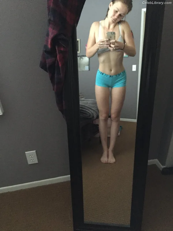 Mackenzie Lintz photo 24 of 90
