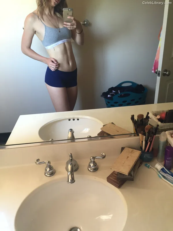 Mackenzie Lintz photo 6 of 90