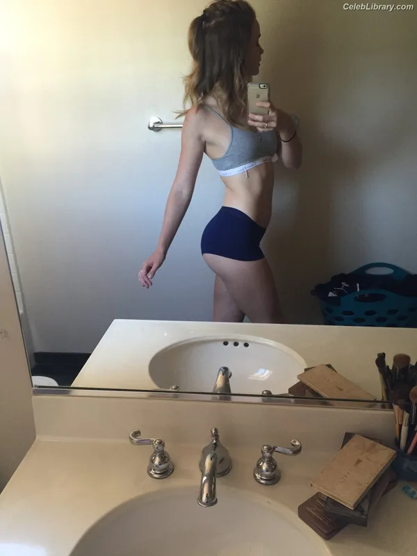 Mackenzie Lintz photo 7 of 90