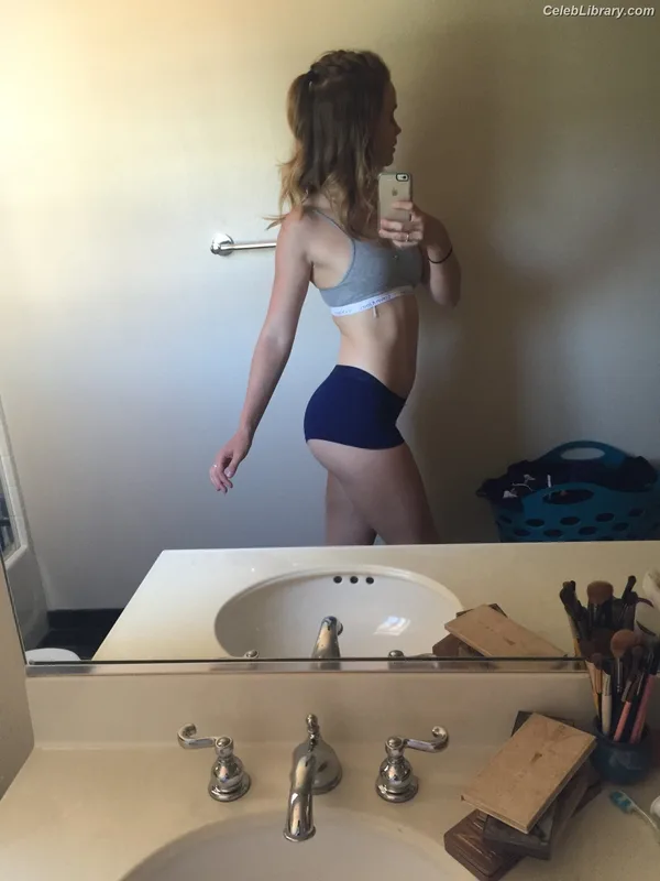 Mackenzie Lintz photo 9 of 90