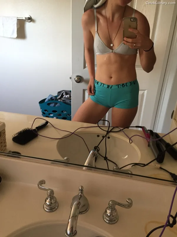 Mackenzie Lintz photo 15 of 90