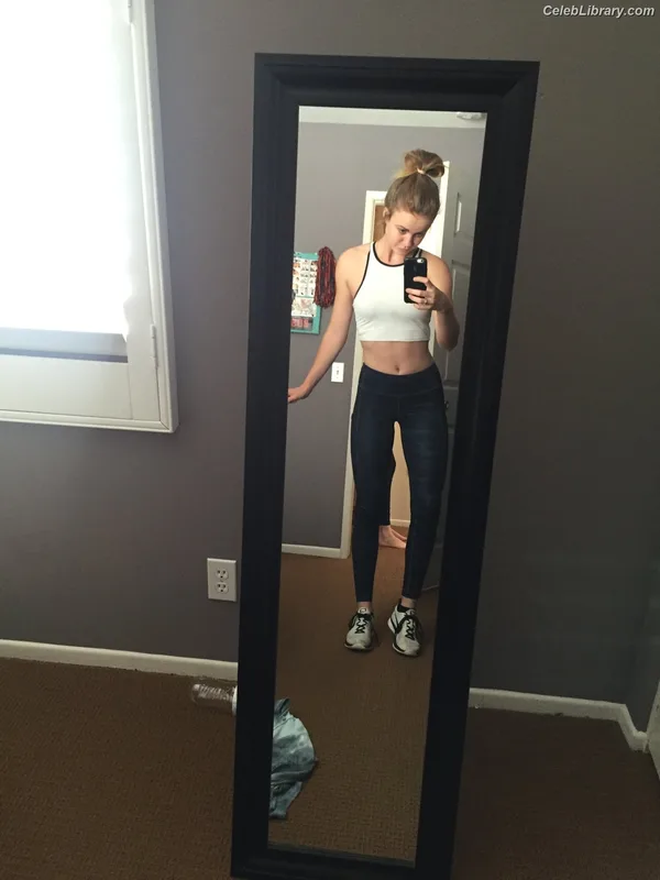 Mackenzie Lintz photo 18 of 90