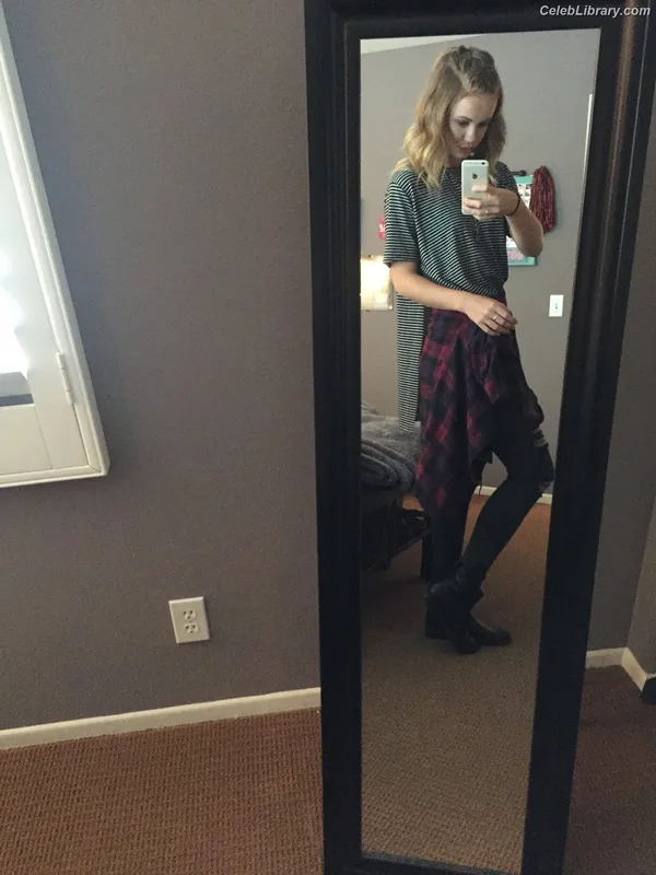 Mackenzie Lintz photo 19 of 90