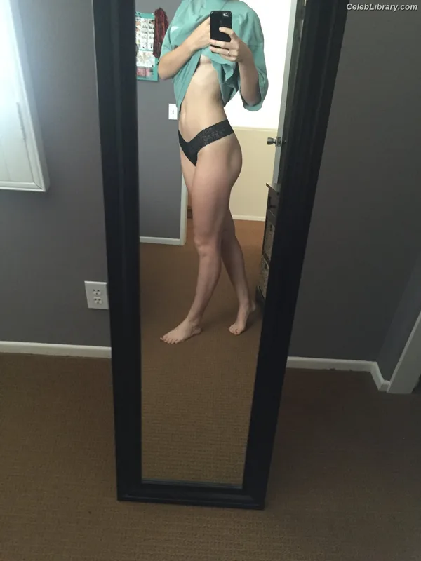 Mackenzie Lintz photo 20 of 90