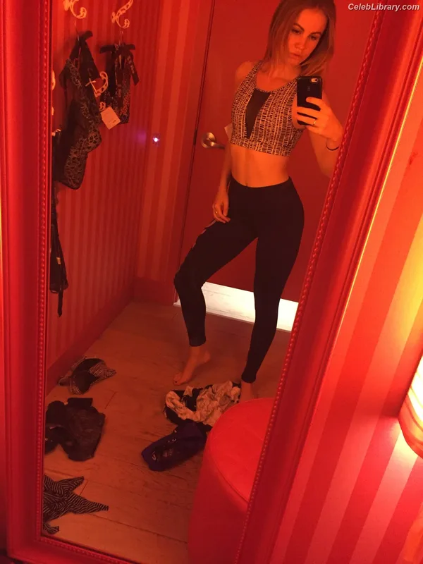 Mackenzie Lintz photo 7 of 90