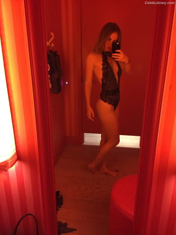 Mackenzie Lintz photo 17 of 90