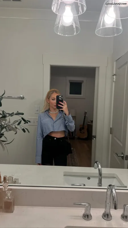 MacKenzie Porter photo 2 of 38