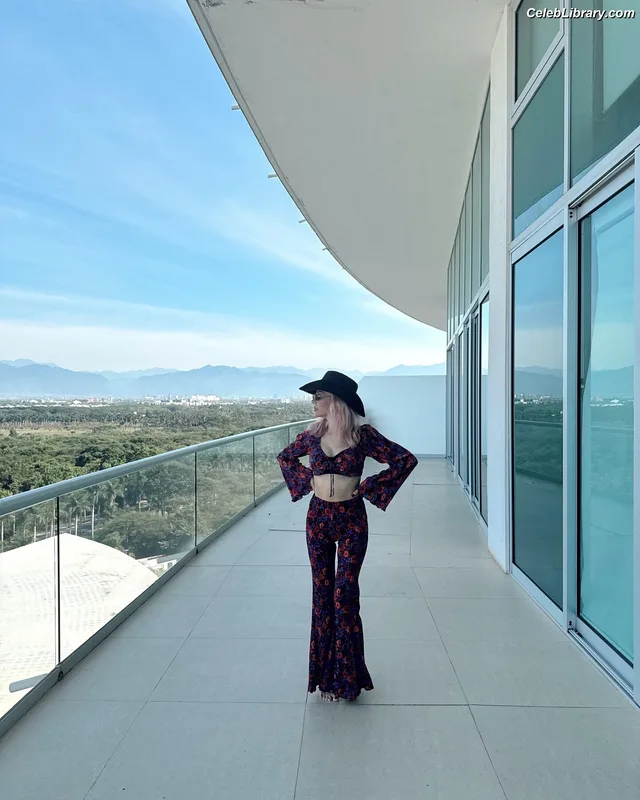 MacKenzie Porter photo 11 of 38