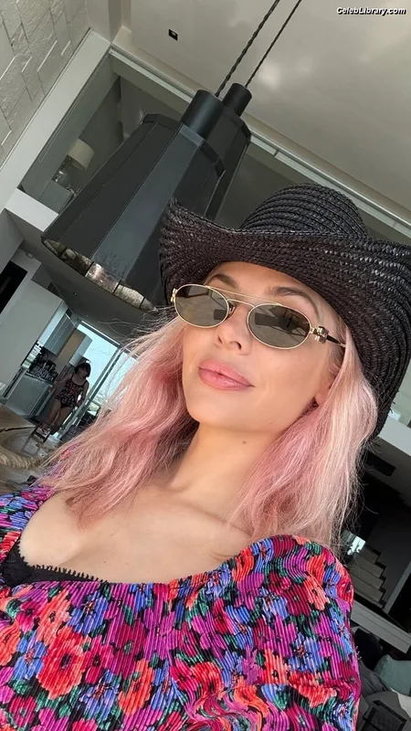 MacKenzie Porter photo 14 of 38