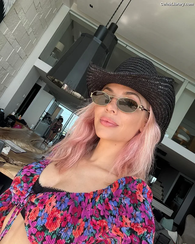 MacKenzie Porter photo 17 of 38