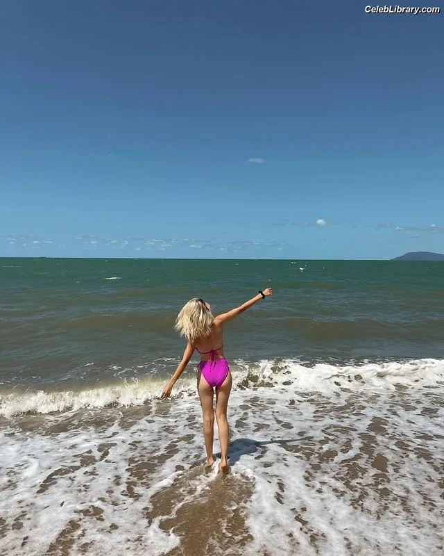 MacKenzie Porter photo 13 of 38