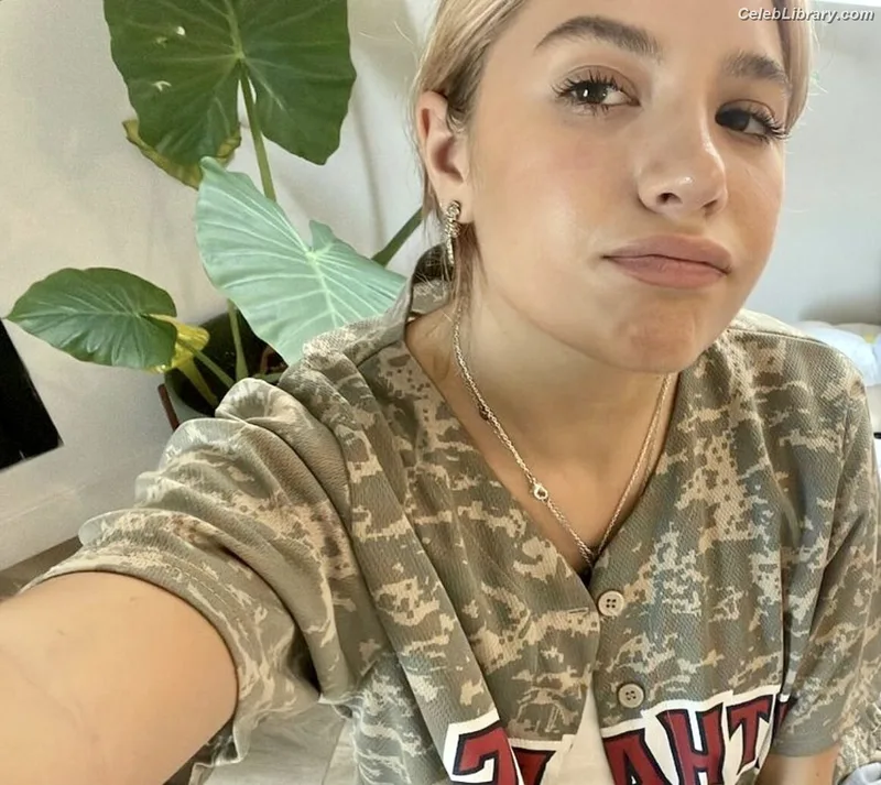 Mackenzie Ziegler photo 9 of 1167