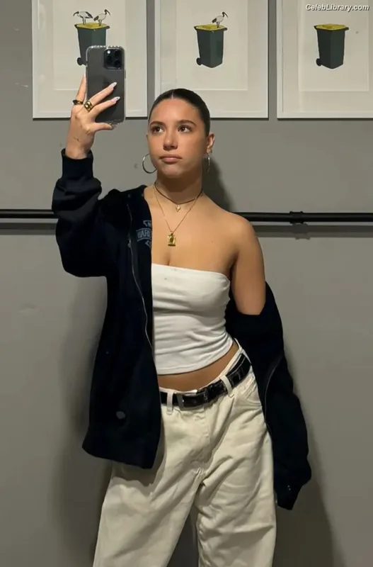 Mackenzie Ziegler photo 1 of 1167