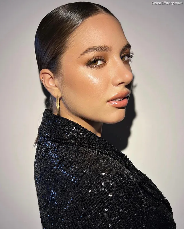 Mackenzie Ziegler photo 21 of 1167