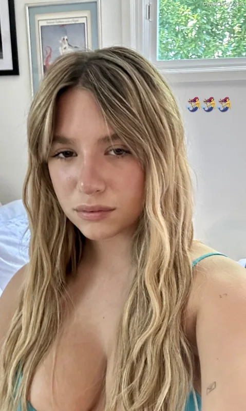 Mackenzie Ziegler photo 18 of 1167
