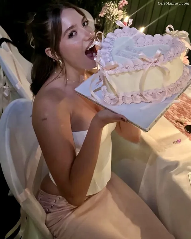 Mackenzie Ziegler photo 1 of 1167