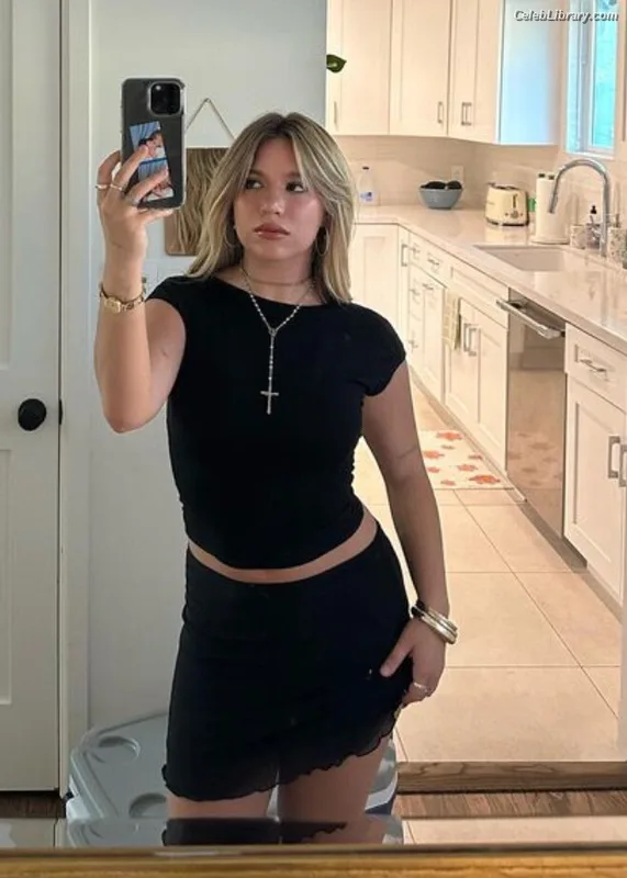 Mackenzie Ziegler photo 16 of 1167