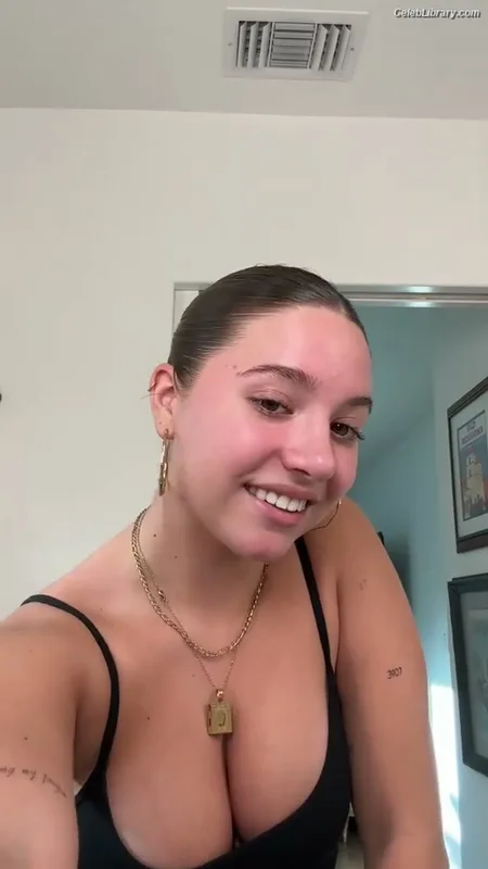 Mackenzie Ziegler photo 1 of 1167