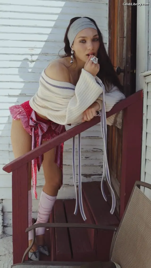 Maddie Ziegler photo 16 of 1036