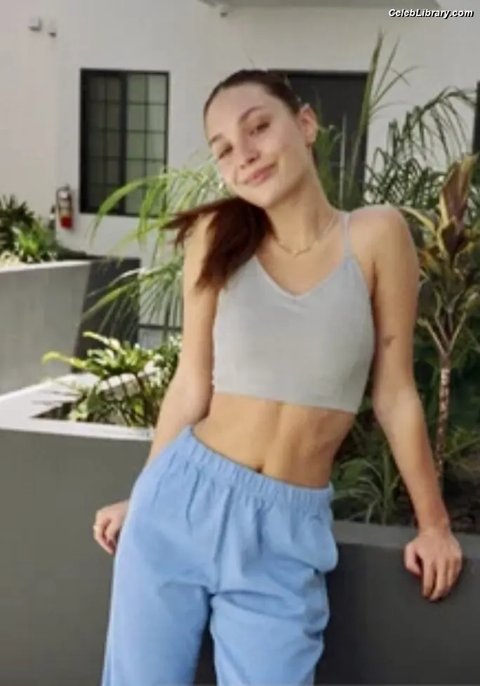 Maddie Ziegler photo 17 of 1036