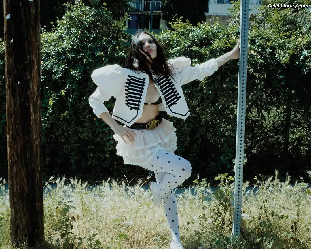 Maddie Ziegler photo 2 of 1036