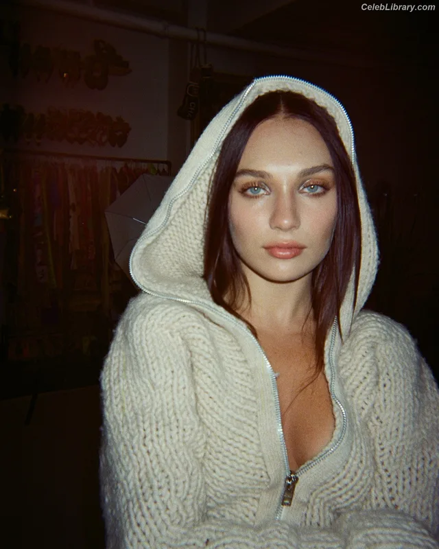 Maddie Ziegler photo 2 of 1039