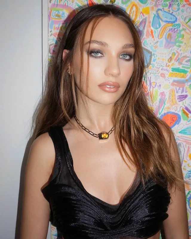 Maddie Ziegler photo 17 of 1039