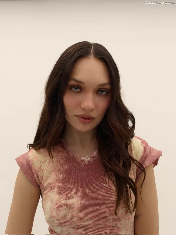 Maddie Ziegler photo 2 of 1039