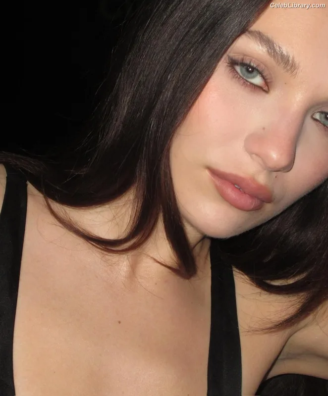 Maddie Ziegler photo 6 of 1039
