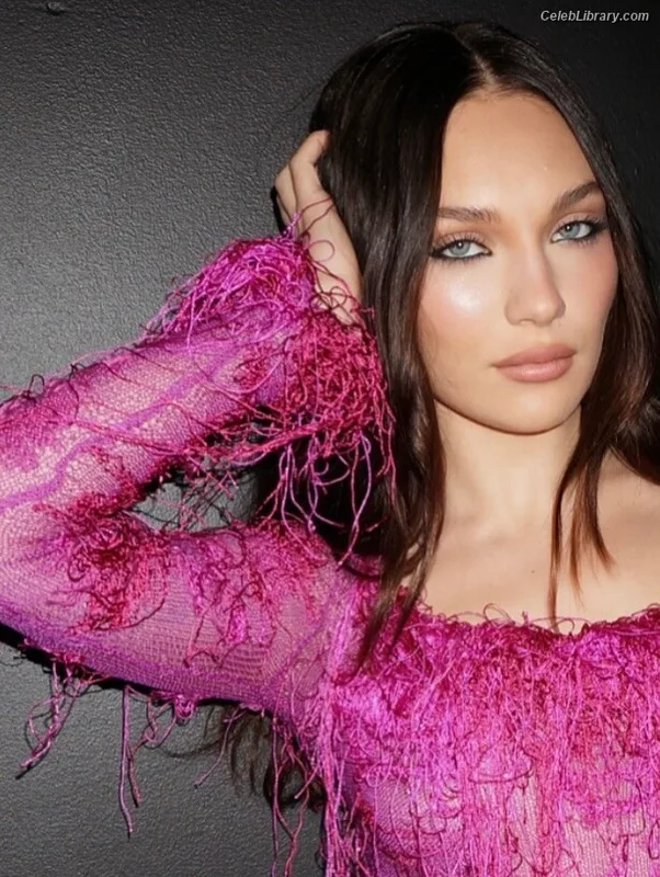Maddie Ziegler photo 1 of 1039