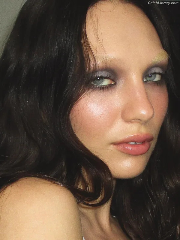 Maddie Ziegler photo 7 of 1039
