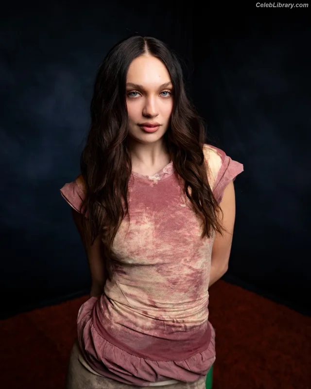Maddie Ziegler photo 12 of 1039