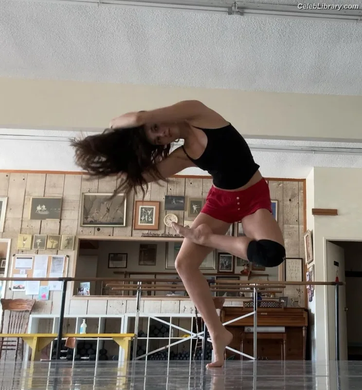 Maddie Ziegler photo 19 of 1039
