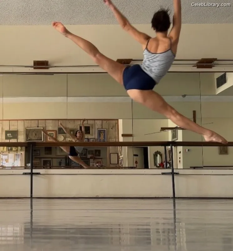 Maddie Ziegler photo 20 of 1039